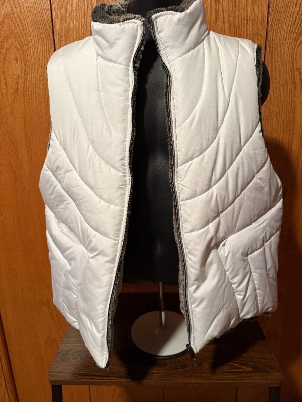 Women's Reversible White and Faux Fur Vest Size XL